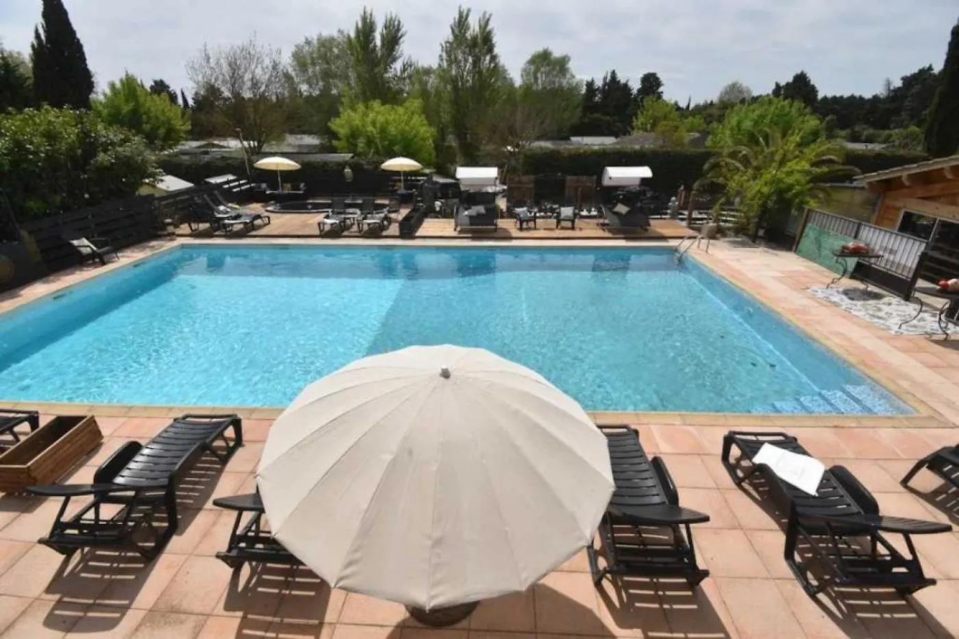 Chalet 4 Etoiles - Piscine - Eehfac Noves France